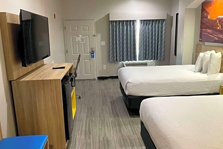 Doube Room with Two Double Beds and Roll-In Shower - Mobility/Hearing Accessible - Non-Smoking