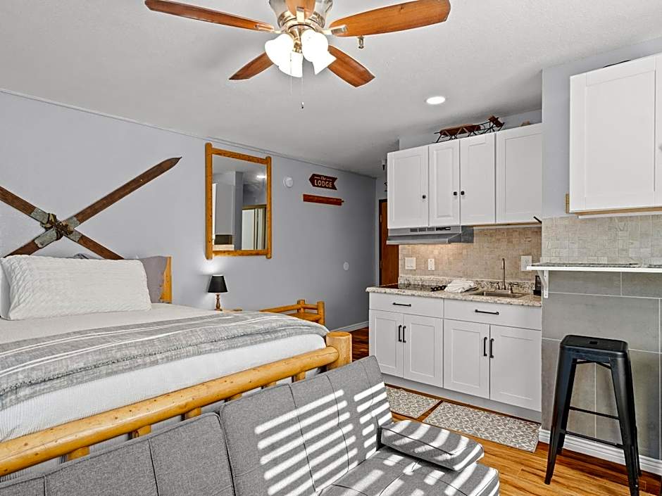 Carriage House Condominiums by All Seasons Resort Lodging
