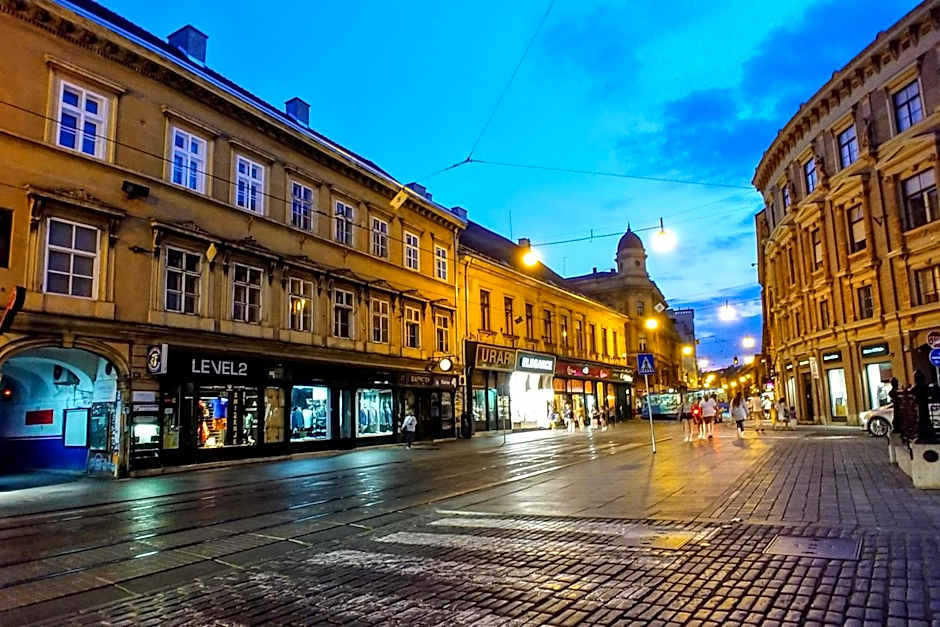 Lovecroatia Zagreb-'Paxnest' HOSTEL, No party! Cozy and quiet! Separated Men and women's Dormitory and Shower room! Indoor shoes provided! Lower beds with curtains for privacy! Maximum 4-5 beds per room! Fully prepared bed sheets! Have Laundry shop