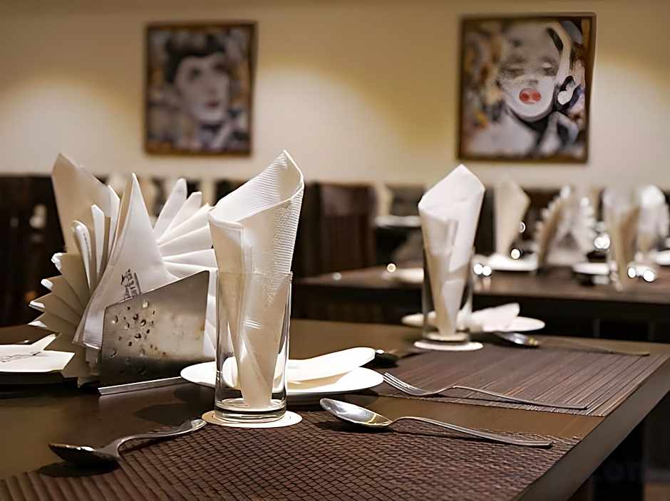 Yashshree Sanderling Mall Road