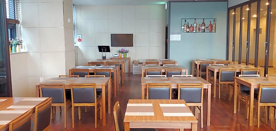 Westernbay Marina Hotel