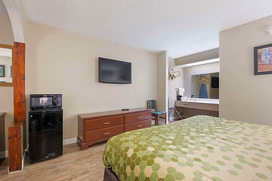 Econo Lodge Inn & Suites East