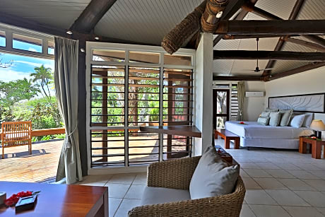 Beachfront Bure Suite (1 King Bed And 2 Twin Beds)