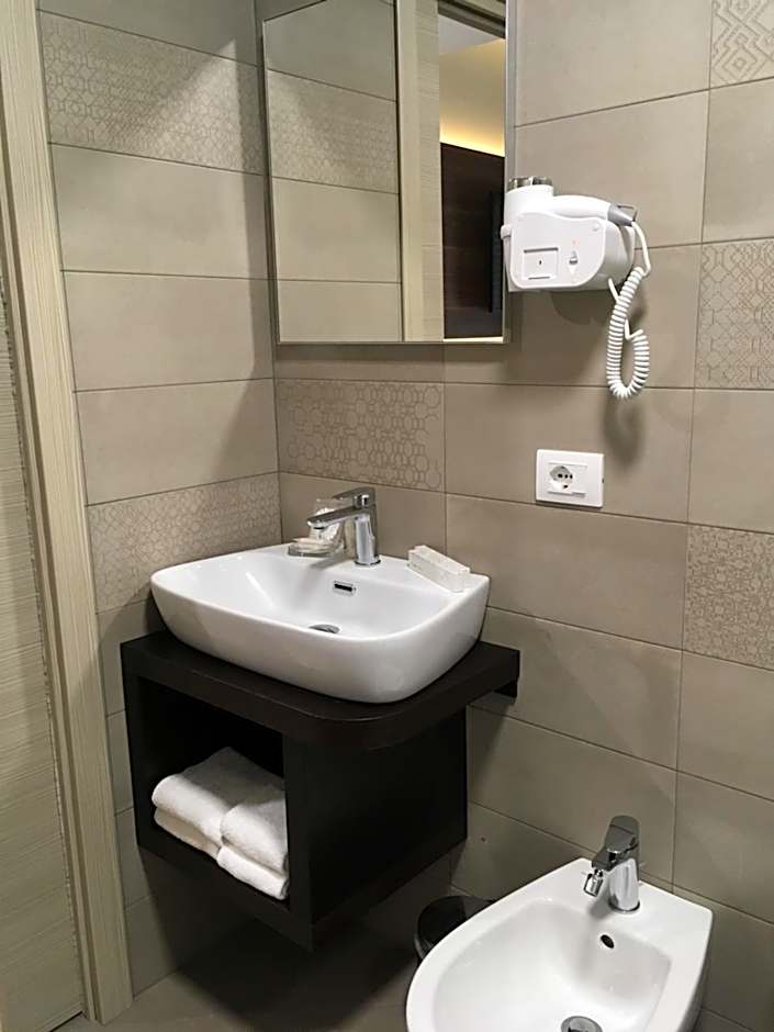 8room hotel