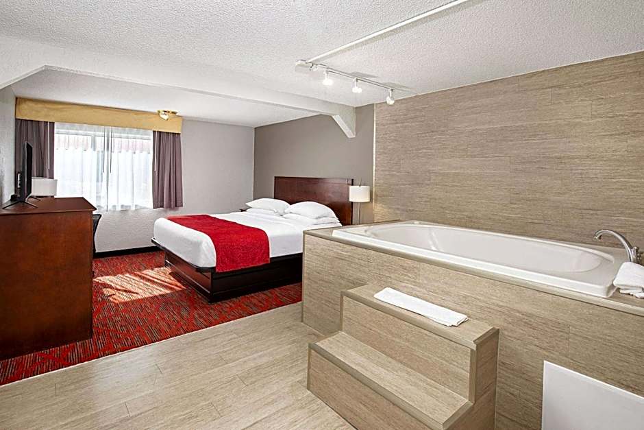 Ramada by Wyndham Bowling Green