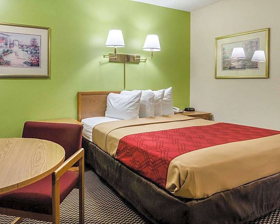 Econo Lodge Lawrence near University