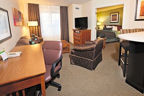 One-Bedroom Queen Suite with Bathtub - Mobility Accessible
