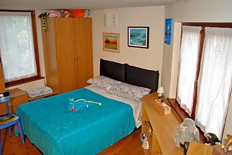 Double Room with French Bed and Shared Bathroom