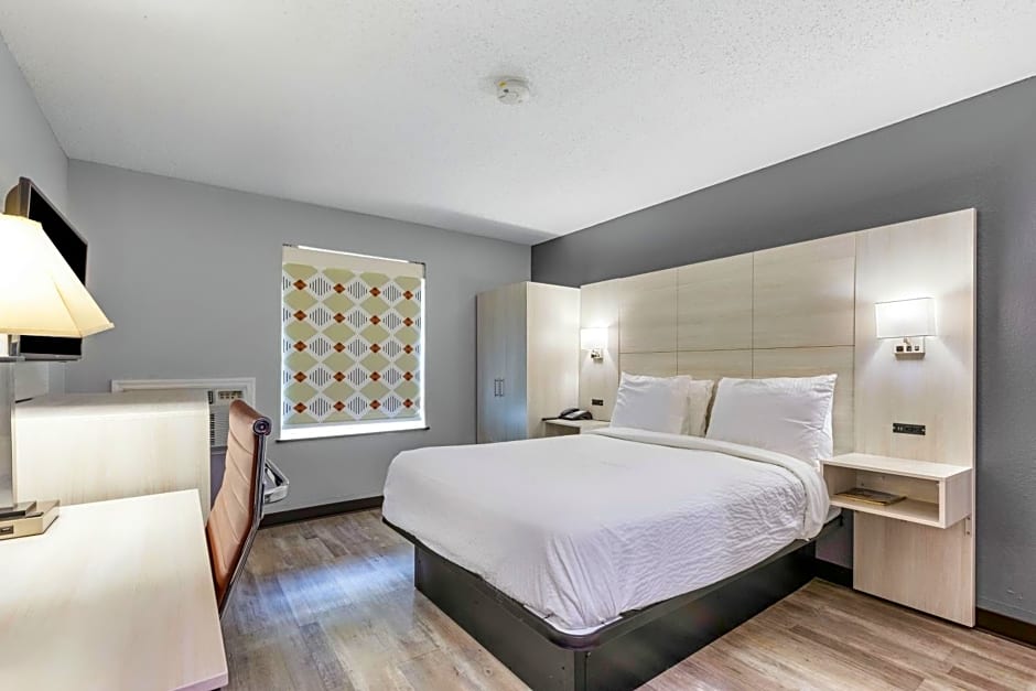 Days Inn by Wyndham Savannah Gateway I-95