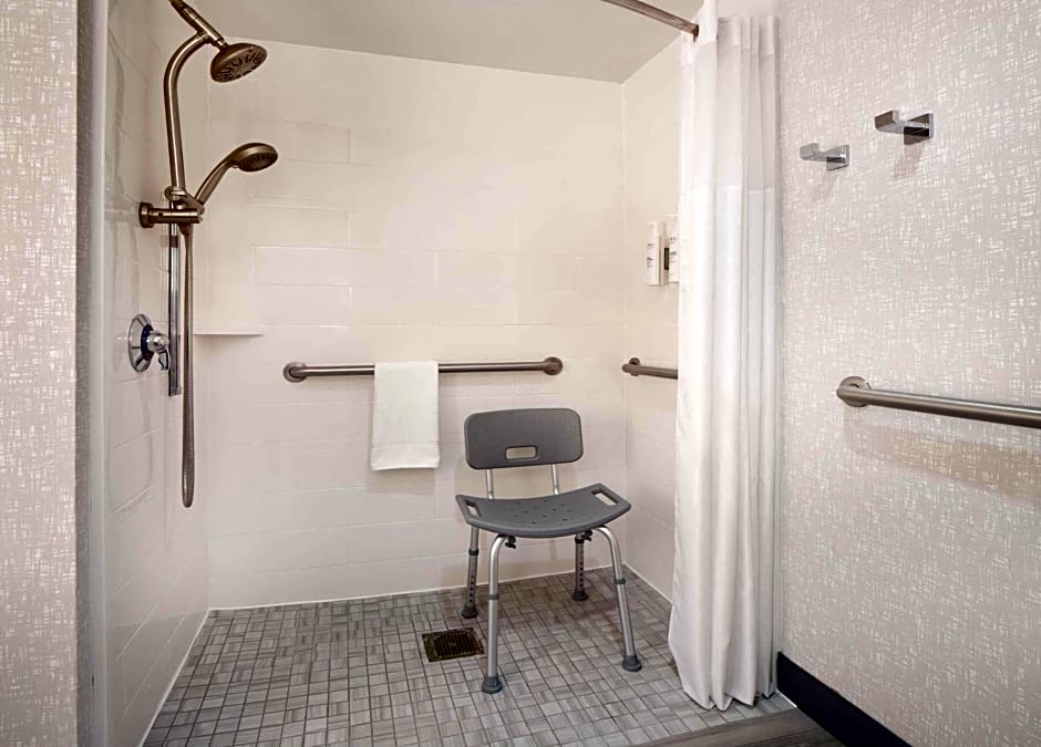 Hampton Inn By Hilton And Suites Atlanta Airport