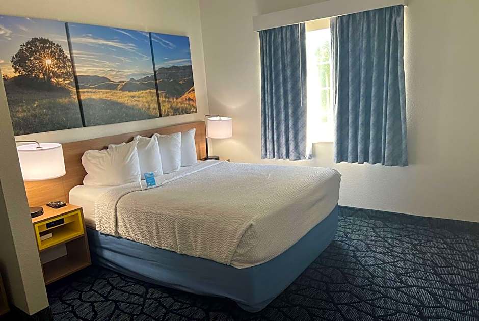 Days Inn & Suites by Wyndham Columbus NE