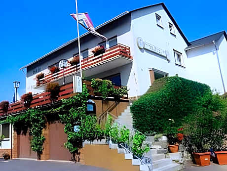 Hotel-Restaurant-Weingut Kapellenhof