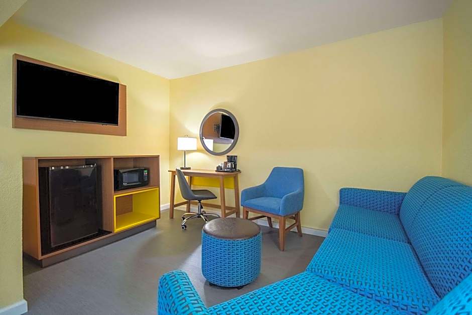 Days Inn & Suites by Wyndham Waterloo