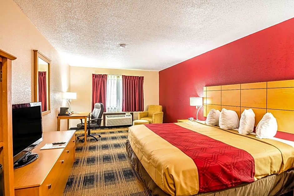Econo Lodge Topeka at Wanamaker