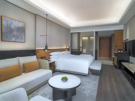 Executive King Room with City View - Club Level