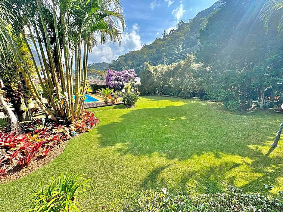 Casa com Piscina e Área Gourmet em Mury