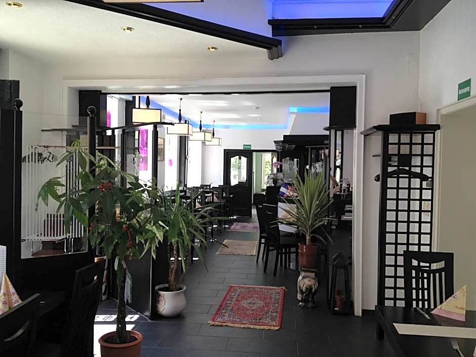 Yumi Hotel Sushi-Steaks & Friends