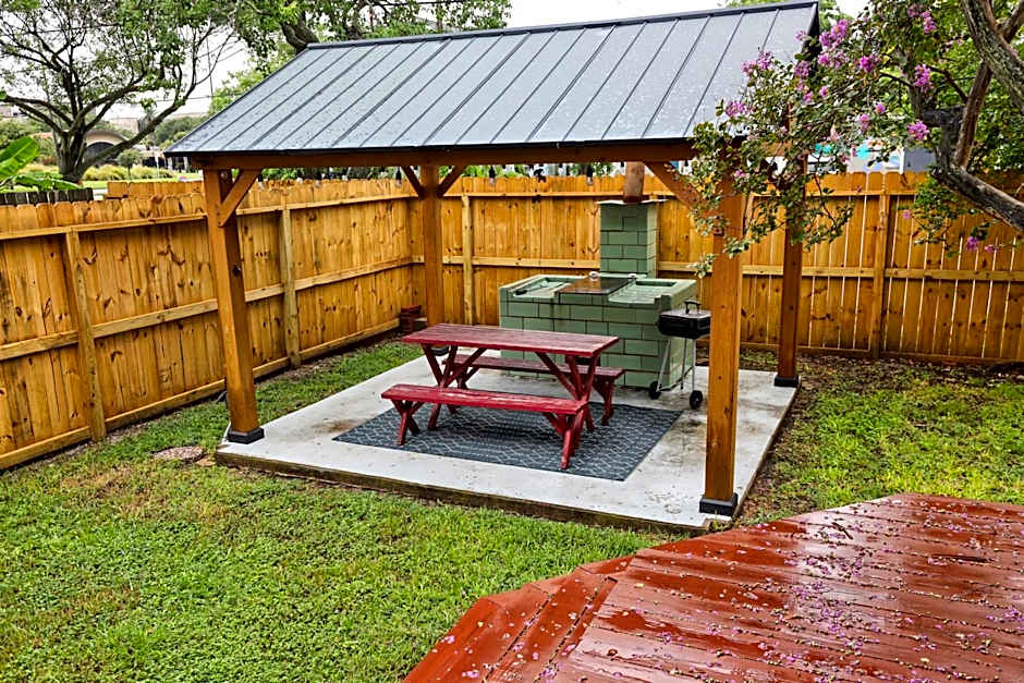 Historic Home Family Friendly Close to Seawall