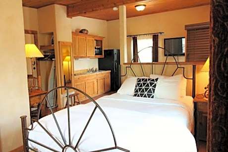 Superior Queen Suite with Kitchenette