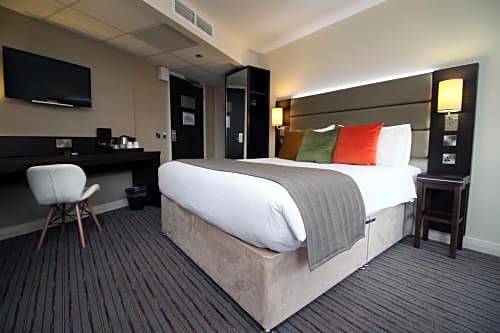Silurian Hotel Double Bedroom by StayBC