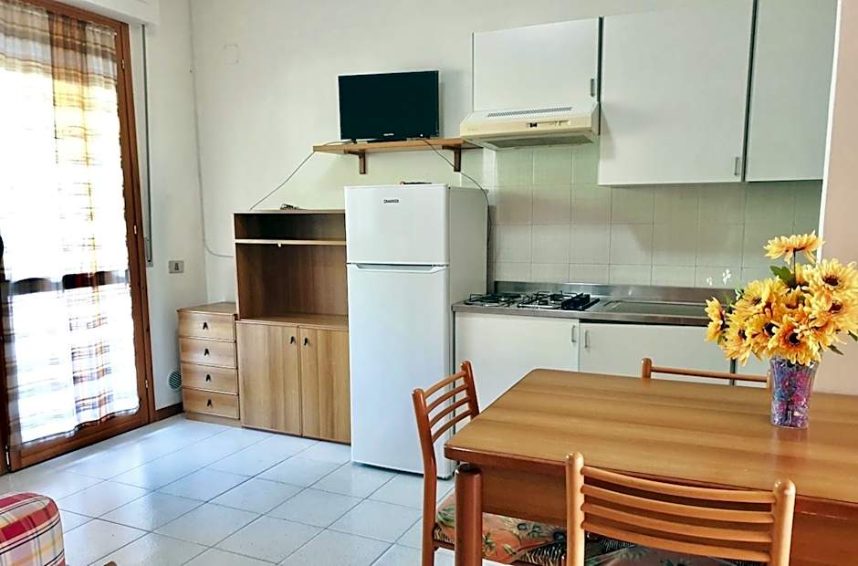 IssTravel, Holiday Homes in Marina di Bibbona from 400 to 900 meters from the sea, apartments 6 beds with private outdoor area