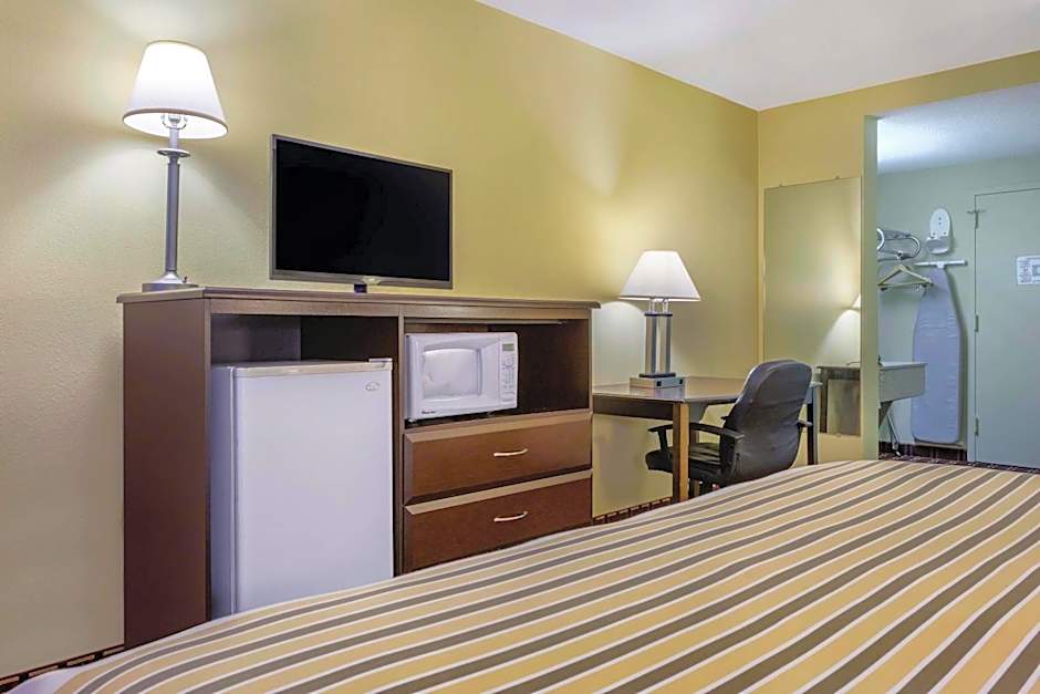 Econo Lodge Inn & Suites Triadelphia - Wheeling