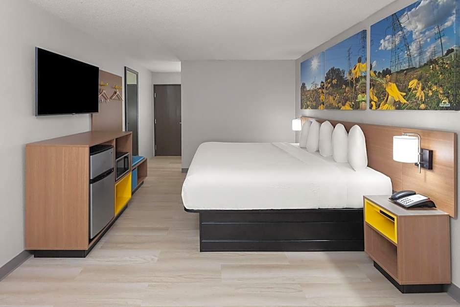 Days Inn & Suites by Wyndham Kaukauna WI