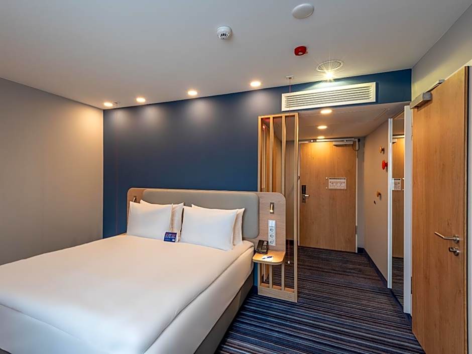 Holiday Inn Express - Hamburg South A7-AS42 By IHG