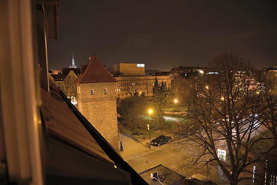 Five Point Hostel & Apartments