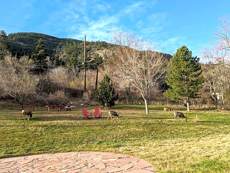 Foot of the Mountain Motel