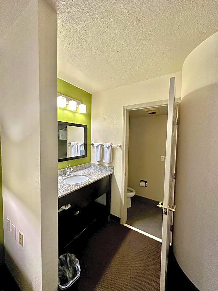 Sleep Inn And Suites Central / I-44