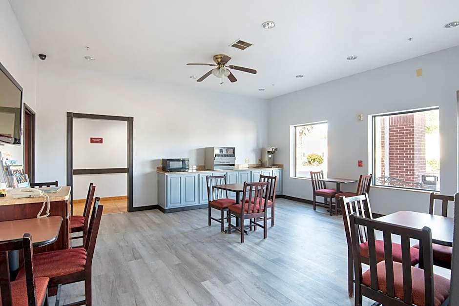 OYO Townhouse Clute Lake Jackson