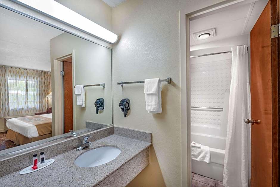 Days Inn by Wyndham Clarksville TN