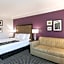 La Quinta Inn & Suites by Wyndham Arlington North Six Flags Drive