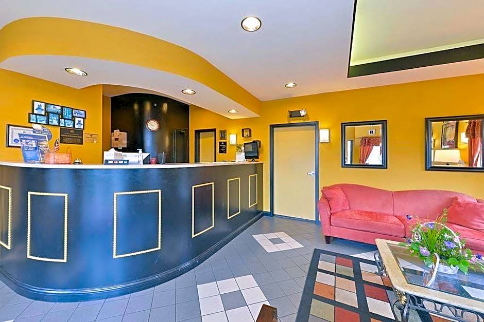 Econo Lodge Inn & Suites