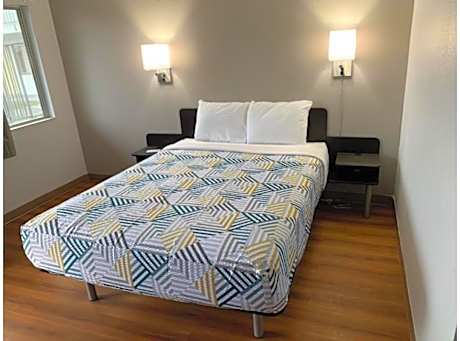 1 King Bed | Non-Smoking, Micfridge