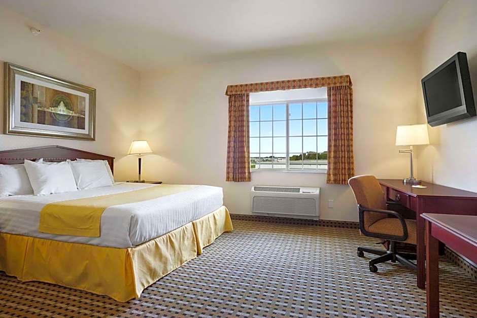 Days Inn & Suites by Wyndham Columbus NE