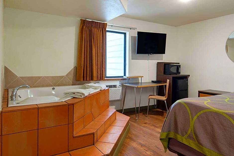 Super 8 by Wyndham Livingston