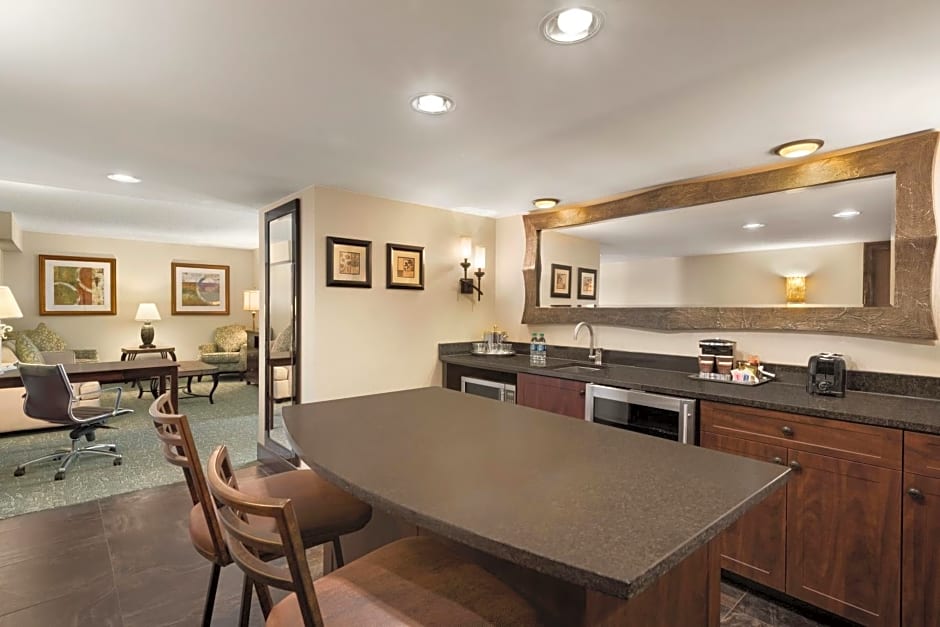 DoubleTree by Hilton Wichita Airport