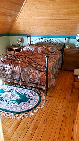 Queen Room with Shared Bathroom