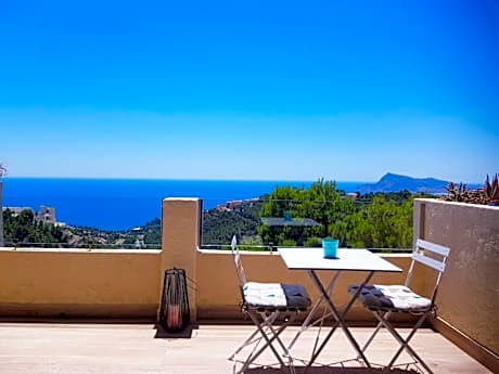 Maison avec jaccuzzi, vue mer montagne, calme