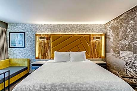 King Room with Roll-in Shower - Mobility Access/Non-Smoking