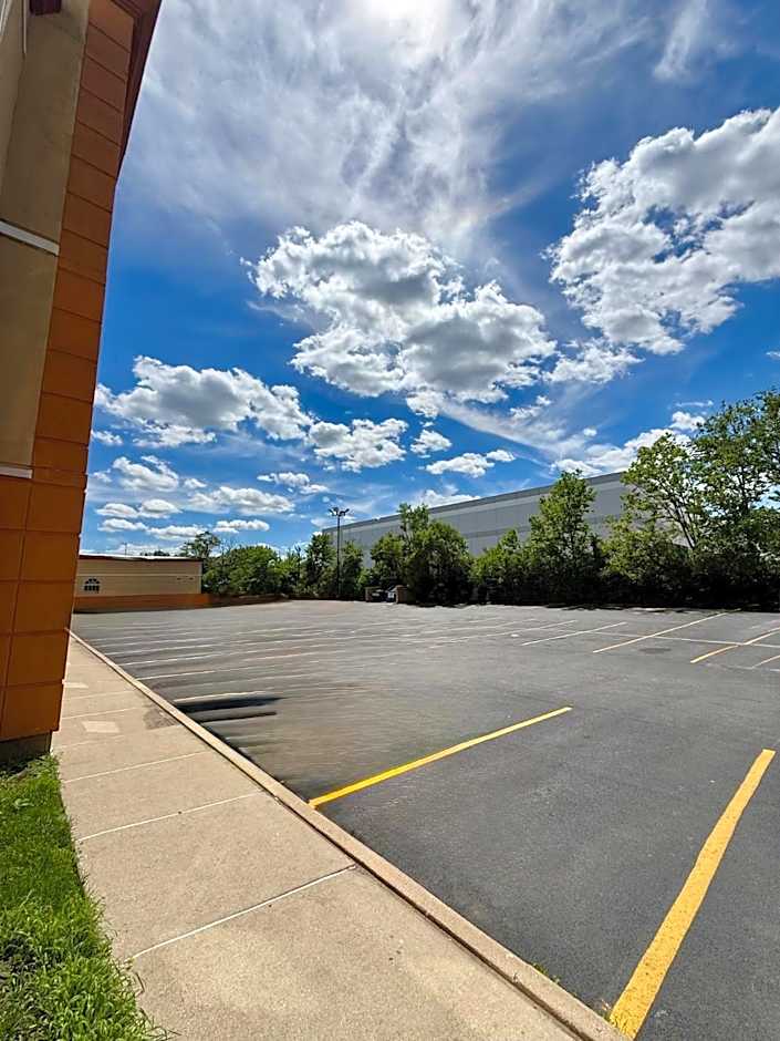 Ramada by Wyndham Glendale Heights/Lombard