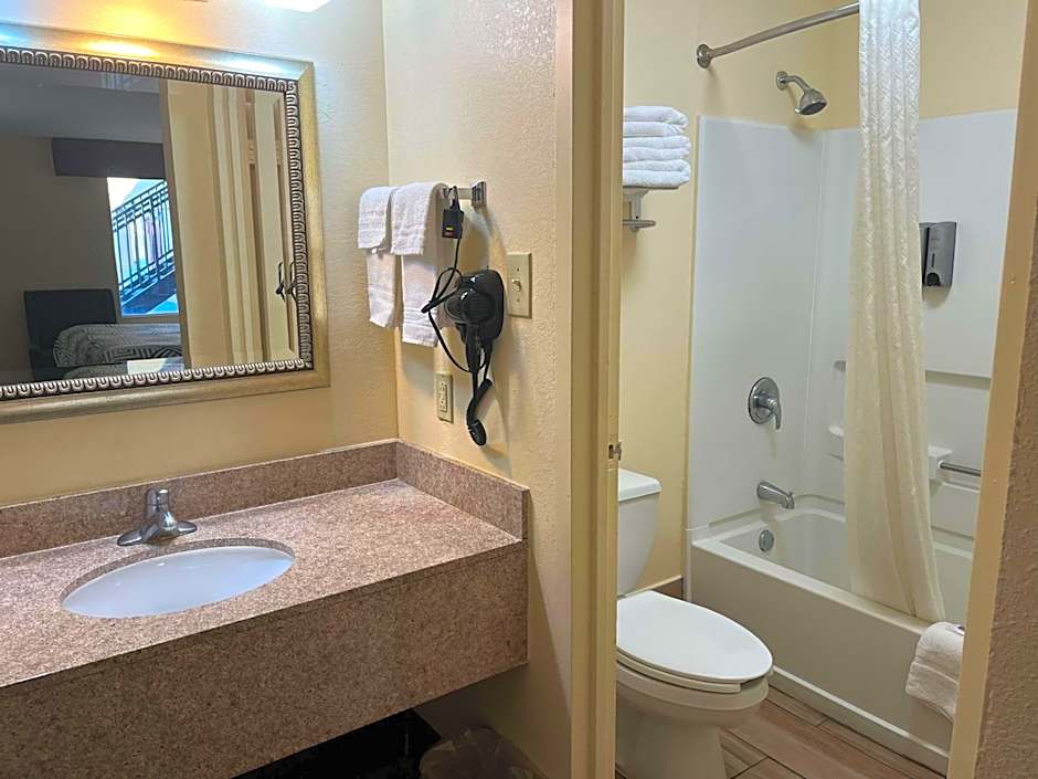 Motel 6 Forsyth, GA Tift College