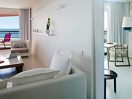 SUPERIOR Suite - One King Bed, panoramic vie w of the sea and Bay of Cannes with terraces
