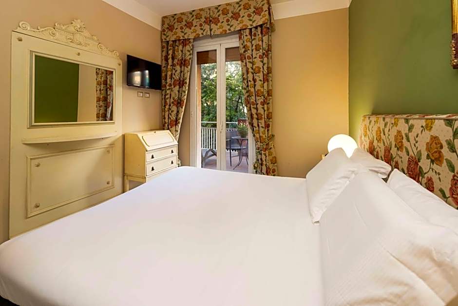 Photo 1 of 8 of Classic 1 Queen Bed and 1 Twin Bed