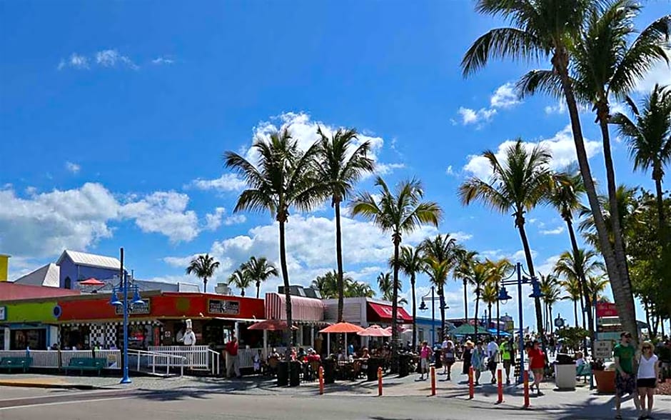 Manatee Bay Inn