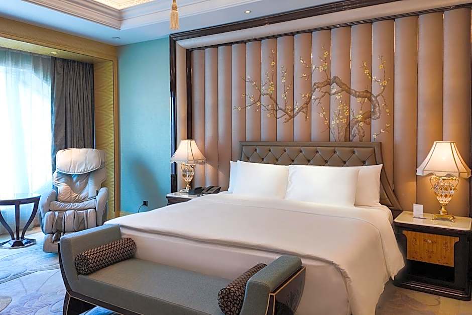Photo 1 of 8 of Deluxe Superior 1 King Bed