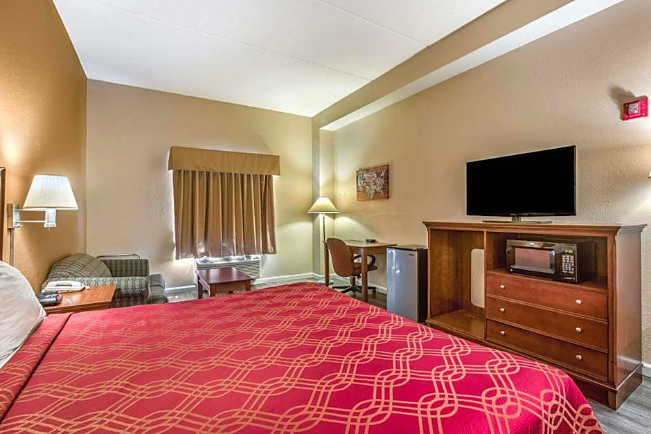 Econo Lodge Inn & Suites Marietta
