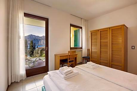 One-Bedroom Apartment with Balcony